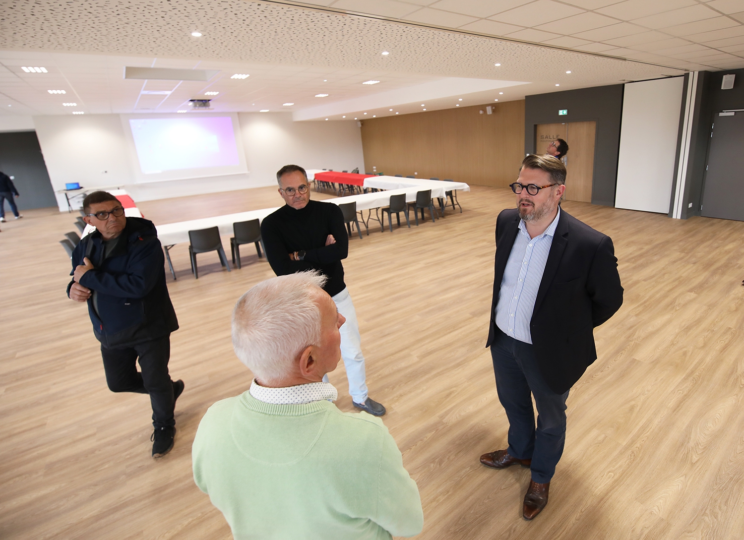 Carré des Assos visite des élus (72) big