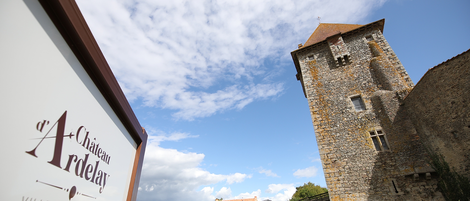 Château d'Ardelay parvis yes