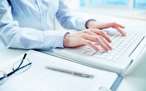 close-up-woman-using-laptop copie